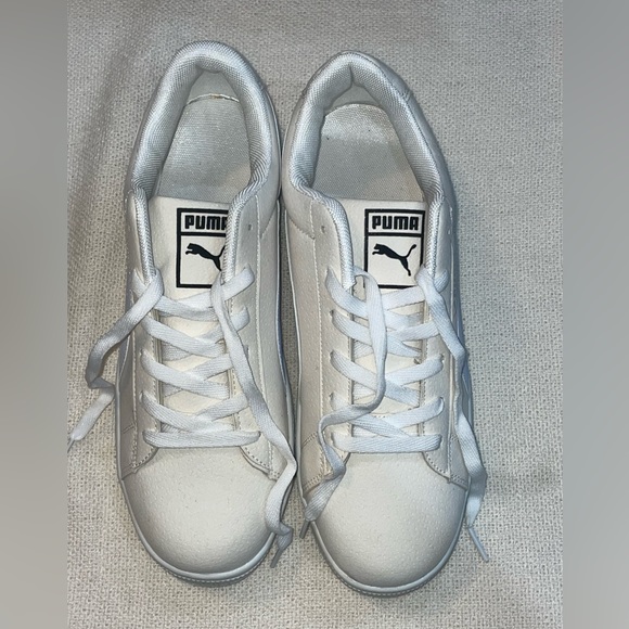 Men’s size 10 Puma Suede shoes in an off-white/light blue colour - Picture 2 of 3